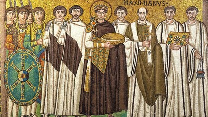L’Imperatore Giustiniano e il suo seguito, circa 547 d.C., mosaico, misure. Ravenna, presbiterio della Basilica di San Vitale