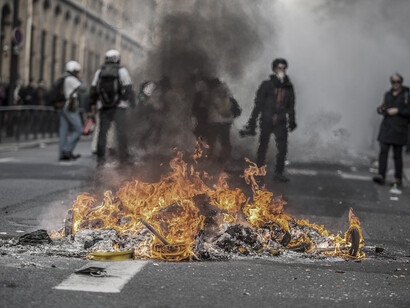 Des milliers de Gilets Jaunes manifestent à Paris pour réclamer une baisse des taxes sur les carburants, la réintroduction de l'impôt de solidarité sur la fortune, une augmentation du salaire minimum et la démission d'Emmanuel Macron en tant que président de la France, le 9 février 2019. Photo de Norbu Gyachung