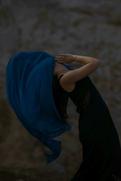 No século XX, Lilith tornou-se um ícone do feminismo espiritual e da arte libertária. A teóloga judia Judith Plaskow, em seu ensaio clássico “The Coming of Lilith” (1972), reinterpreta a história de forma revolucionária: Lilith não abandona o Éden, ela é expulsa, e Eva, ao encontrá-la, reconhece nela sua irmã perdida. Juntas, elas fundam a sororidade, o pacto entre mulheres livres
