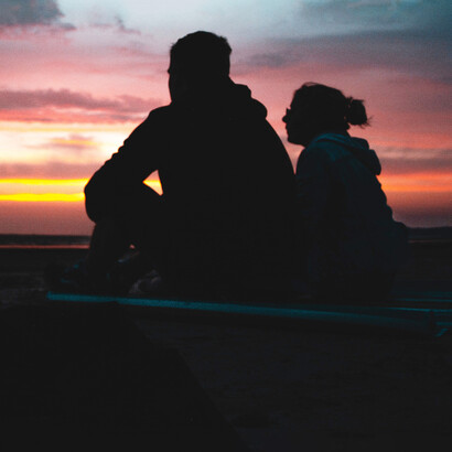 Coppia di innamorati al tramonto. L'odore che diventa il profumo del profumo che puoi chiamare “sei amore” 