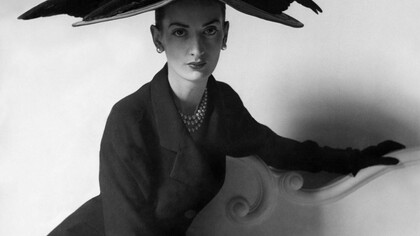 La retrospectiva abarca todas las décadas en las que estuvo activo como modisto el "maestro de todos nosotros", en palabras de Christian Dior