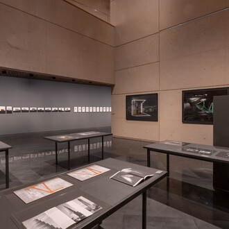 Nicolás Combarro, Mirar a otro lado, vista de exhibición. Cortesía del Museo Universidad de Navarra