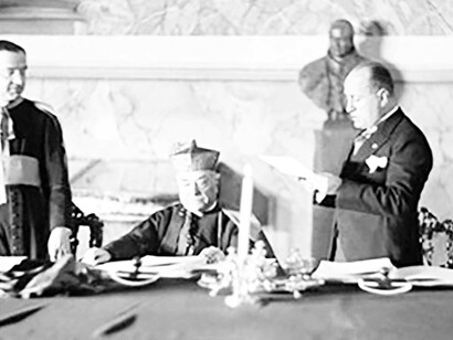 Benito Mussolini e il cardinale Pietro Gasparri alla firma dei Patti Lateranensi a Roma l’11 febbraio 1929