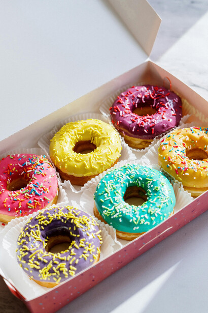 Donuts colorati. Guida agli additivi alimentari: comprensione, regolamentazione e benefici per i consumatori consapevoli
