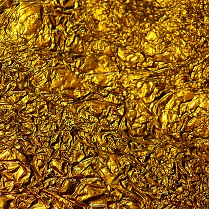 Nella tradizione alchemica, la trasformazione del piombo in oro rappresenta simbolicamente il percorso dell’essere umano dalla materia grezza alla purificazione e alla coscienza