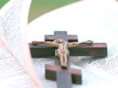 Un crucifijo con la figura de Jesús encima de la Biblia, escrituras sagradas para los seguidores del cristianismo