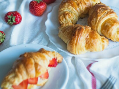 Un croissant est une viennoiserie française en forme de croissant fabriquée à partir d'une pâte levée feuilletée
