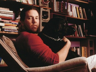 David Foster Wallace. È come se il rumore di sottofondo, con la sua costanza, avesse fatto venire meno determinati interstizi del vissuto che costituirebbero l’habitat perfetto per il pensiero, per la riflessione e per quel vuoto da riempire esclusivamente con la propria mente