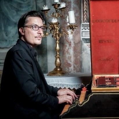 Giacomo Benedetti, clavicembalista, organista, è impegnato nella ricerca,nell’interpretazione e nella diffusione della musica antica