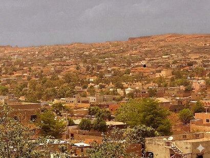 Asentamiento urbano en la zona de conflicto, donde la orografía y el clima juegan un papel táctico crucial