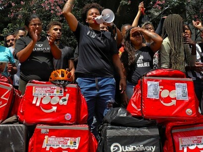 Paralisação nacional dos entregadores de aplicativos, em 2020. Antes que me pergunte ou afirme algo, eu concordo com essa Periferia 2.0. O que eu não concordo é com esse discurso para lá de vazio que o pobre é coitado, que precisa ser protegido. Pois ele não se vê assim; muito pelo contrário, ele se vê como parte das engrenagens que movimentam o capitalismo e a economia. Ele se vê no direito de possuir aquilo que ele deseja


