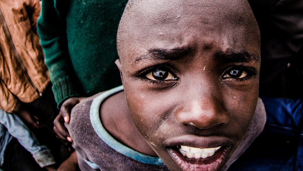 In a world where poverty persists, this boy’s tears reflect the urgent need for genuine action and compassion toward those living in desperate circumstances