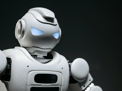 Robô. Um risco potencial de uma IA autoconsciente é não conseguir manter uma governança adequada sobre ela. Se a IA se tornar autoconsciente e ultrapassar a inteligência humana, ela pode não seguir ordens humanas ou aderir a diretrizes éticas