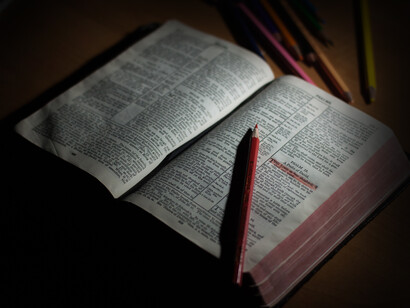 Según el 'Manual de escritura', cuando no se coloca el punto y seguido, se construyen enunciados excesivamente largos en los que las comas sustituyen a los puntos