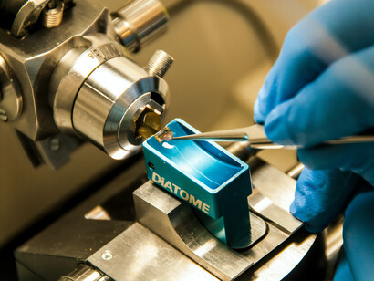 Explore as semelhanças e diferenças entre o armazenamento de dados em DNA e em data centers gigantes, analisando durabilidade, espaço e eficiência