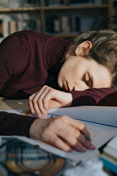 Focamo-nos incansavelmente na atividade laboral. Com muita sorte (e se os astros estiverem alinhados), até gostamos do que fazemos. Mas, sejamos honestos, querendo ou não, precisamos desesperadamente desse trabalho. Nem sempre agimos por amor à camisola da empresa; a camisola custa dinheiro, a luz não se paga de outra forma e, já nem pode ser decisão nossa, precisamos de sobreviver dentro dos padrões considerados mínimos, nem digo normais, desta sociedade cada vez mais cara



