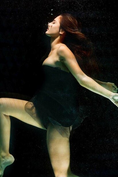 Donna in apnea sott'acqua: quando hai dolore alle scapole la zona dove risiedono i polmoni è contratta e non riesci a tirare un sospiro ho un respiro completo
