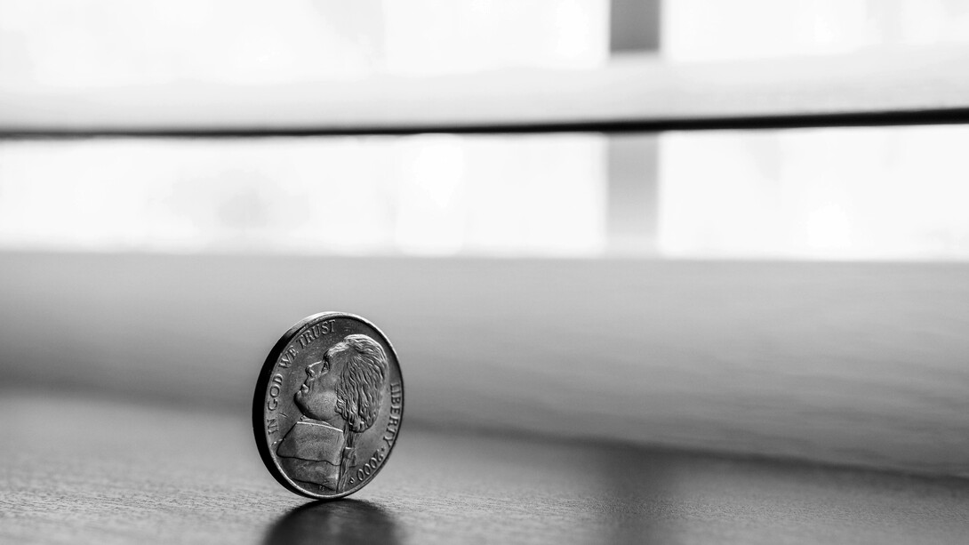 Moneta ha un senso astratto. Il valore di scambio come ben sappiamo trova concreta realizzazione nella moneta. Il rapido sviluppo durante la vita di Parmenide di un nuovo e radicale tipo di moneta (il conio) la cui sola funzione era quella di incorporare il valore di scambio è uno dei fattori che ha permesso la nuova rappresentazione parmenidea della realtà come l’Uno astratto