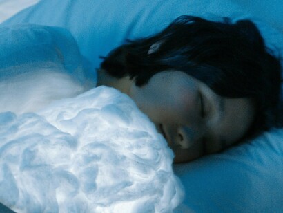 Mulher dorme profundamente. O sono leve é a fase de transição entre a vigília e o sono profundo. Nesse estágio, o corpo começa a relaxar, e a atividade cerebral diminui. Embora seja fácil acordar durante o sono leve, essa fase é importante para preparar o corpo para os estágios mais profundos. O sono profundo, também conhecido como sono de ondas lentas, é crucial para a recuperação física. É durante o sono profundo que o corpo repara tecidos, fortalece o sistema imunológico e libera hormônios de crescimento
