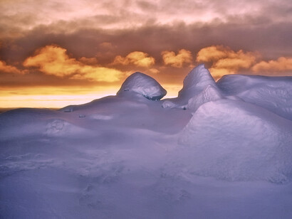 Scioglimento ghiacciai. Dallo scioglimento dei ghiacci artici come di quelli opposti dell’Antartide, anche esso in corso, nei prossimi decenni arriveranno soltanto problemi e spesso tragici, come l’innalzamento dei mari e la condanna per meravigliosi arcipelaghi di isole o città costiere che hanno fatto la storia dell’umanità!