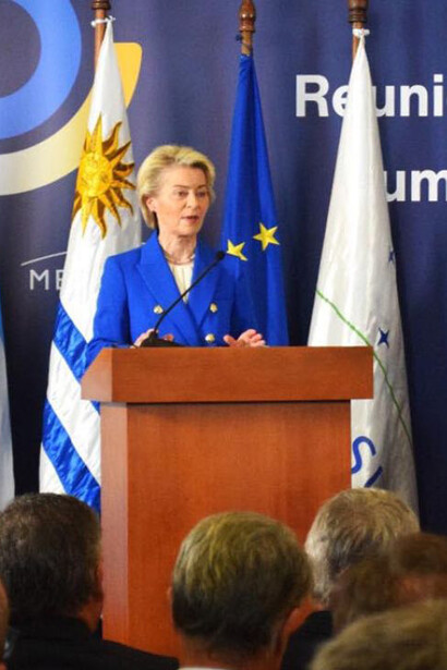 El acuerdo busca conectar a la UE y el Mercosur, cubriendo una población combinada de 750 millones de personas. Ursula von der Leyen, sede del Mercosur en Montevideo, Uruguay, 06 de diciembre de 2024