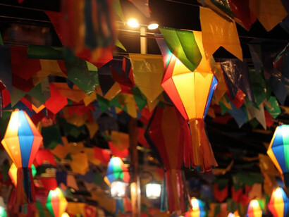 Decoração com bandeirinhas coloridas para a festas tradicionais do mês de junho no nordeste e em todo o Brasil