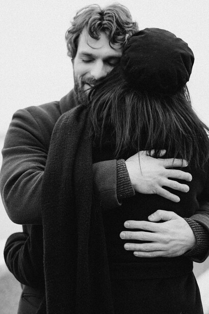 O ato de perdoar não significa esquecer o passado, mas sim escolher não sofrer por ele, liberando-se das amarras dos sentimentos negativos e promovendo o crescimento pessoal