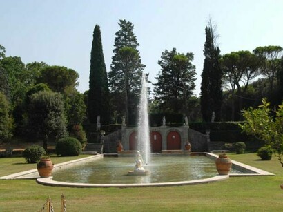 La vasca vista dalla villa; si osservi il perimetro mistilineo della vasca e il grande zampillo centrale entrambi di gusto barocco.  
