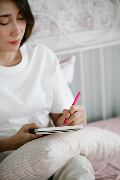 Escritora redactando un poema en su cuarto