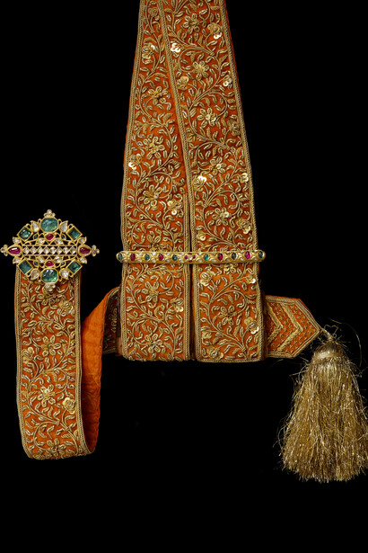 Silk sword sash with jewelled gold fittings, ca. 1900, India, The Al Thani Collection © Servette Overseas Limited, 2014. Photograph: Prudence Cuming Associates Ltd