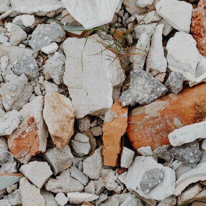 Agostino deve rompere, deve distruggere pietra e muro, deve ricavare la giusta apertura per un passaggio 