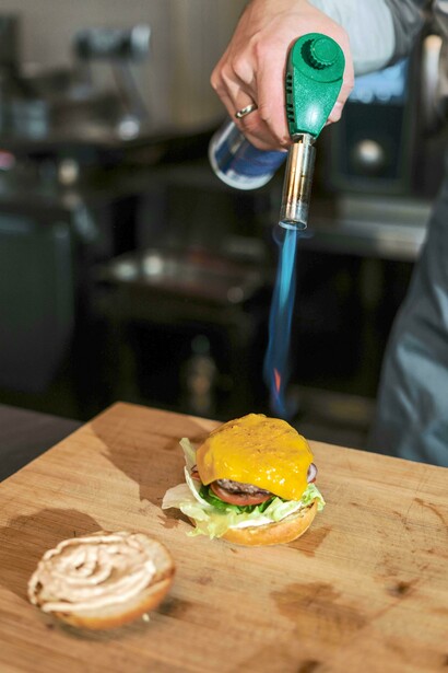Chef derrete o queijo do hambúrguer