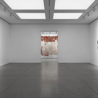 El Anatsui, LuwVor, exhibition view. Courtesy of White Cube