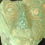 Máscara antropomorfa

Materiales: Metal

Intermedio Temprano 100 - 800 dC

Medidas: 215 mm de alto x 215 mm de ancho