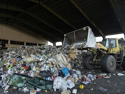 El neoliberalismo al mostrar como modelo económico y político ha influido en la producción cultural y la percepción del mundo, destacando una era en la que la lógica del mercado afecta profundamente todos los aspectos de la vida moderna.
Vista de Aradkoh, centro de residuos en Teherán, Kahrizak, Teherán provincia, Iran