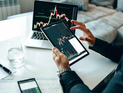 Portanto, o Estado incauto, de néscios funcionários públicos e privados, rouba os contribuintes e a si próprio hoje, para, depois, em precatórios jurídicos desvalorizados, devolver, e se devolver, com uma devida correção monetária cambial duas, três ou seis vezes menor do que quando o valor do evento foi equiparado naquele episódio cambial equânime, vinte ou trinta anos após