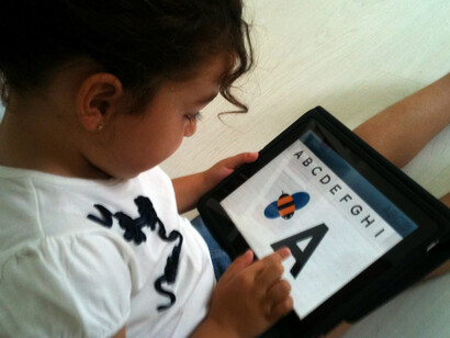 Un niño aprende el abecedario con una tableta