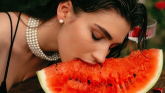 Mulher desfruta de uma melancia