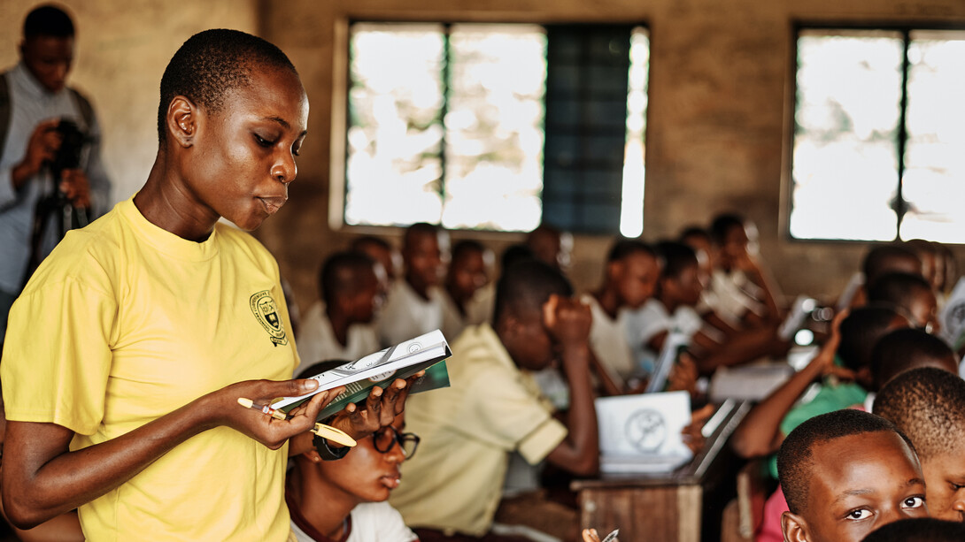 Professora analisa material didático que será enviado ao Brasil para formar parte do currículo de ensino