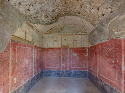 Los ambientes que anteriormente se encontraban en la planta baja fueron convertidos en sótanos y cavernas, donde se colocaban cocinas, hornos y molinos. Frescos en la villa de Diomedes, antigua ciudad de Pompeya, Italia