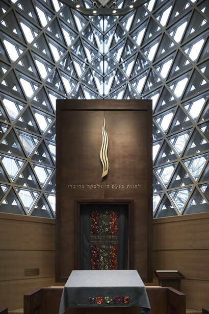 Ulm's synagogue windows: Gross decided to place the windows, bearing the motif of the Star of David, in the corner. Photograph by Christian Richters