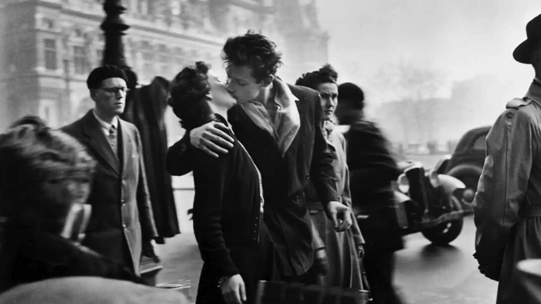 La famosa fotografía de Alfred Eisenstaedt que retrata a un marinero estadounidense besando a una joven en el Times Square, Nueva York el 14 de agosto de 1945