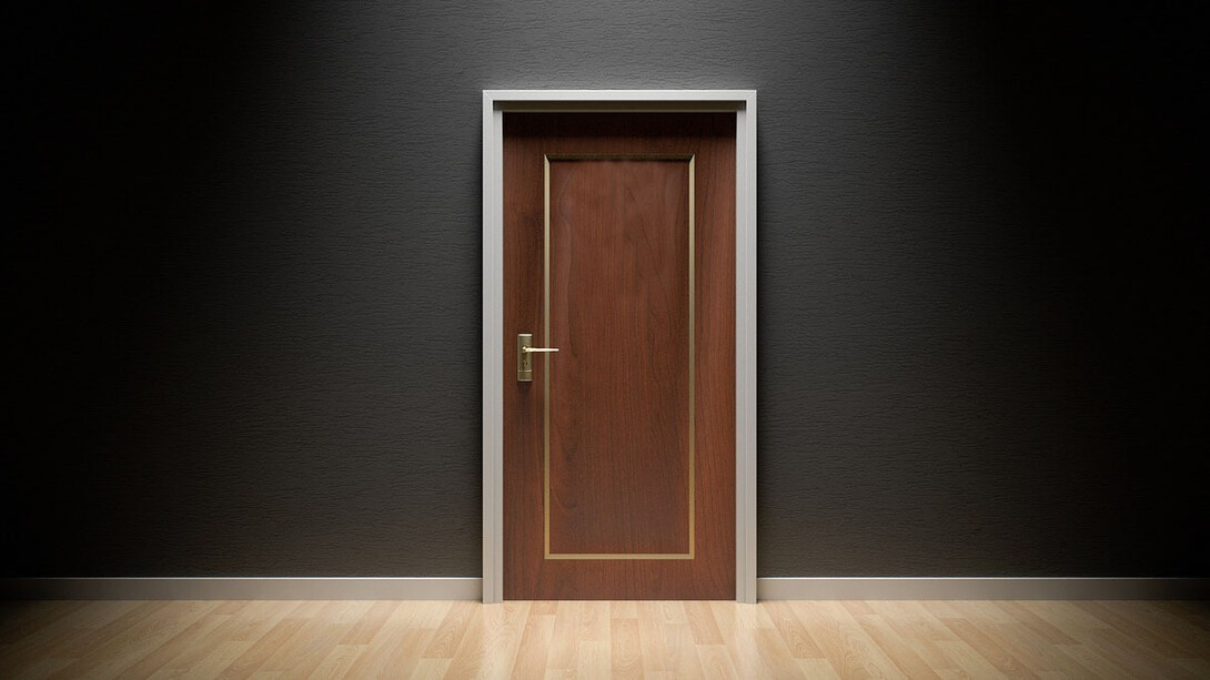 Porta di casa chiusa, domiciliari. Poco tempo fa mi contattò un cliente che diceva di aver bisogno di una connessione molto buona per casa perché, testuali parole: «Devo farmi i domiciliari in santa pace!»