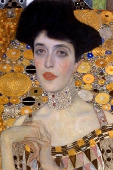 Il primo ritratto, conosciuto come Ritratto di Adele Bloch-Bauer I (1907), è un'iconica opera dello stile dorato di Klimt, caratterizzata da lamine d'oro e dettagli decorativi