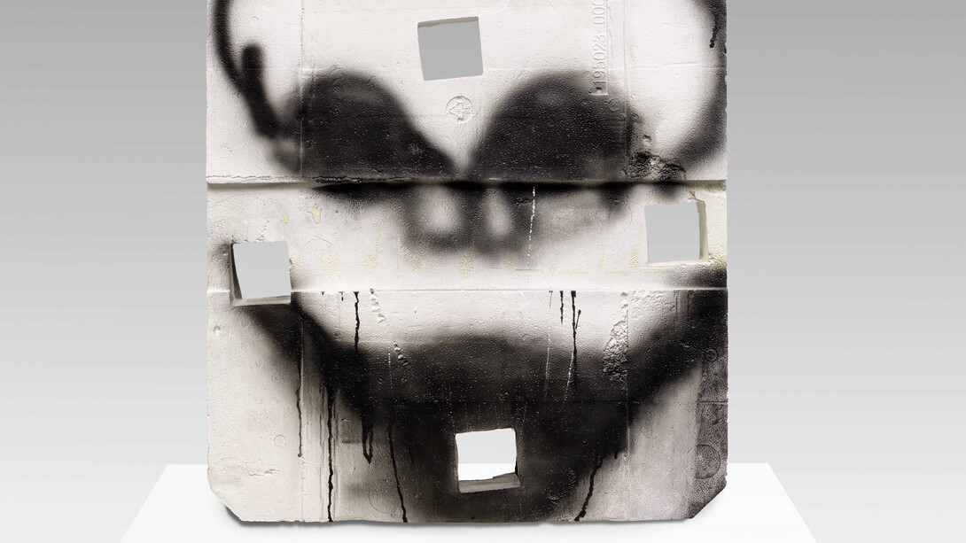 Huma Bhabha, The Joke, 2013, Lacquered bronze, 81 x 74 x 10 cm, 32 x 29 1/4 x 4 in, edition 1 of 4 + 1 AP. Copyright: VW (Veneklasen/Werner), Berlin