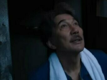 Cena do filme Dias Perfeitos. Hirayama mora num apartamento minúsculo, onde tem espaço apenas para ler, dormir e cuidar de suas plantas. Toma seus banhos e faz suas refeições fora de casa e ouve música no seu também minúsculo carro de serviço