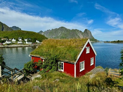 Tipica casa norvegese con fiordi in lontananza