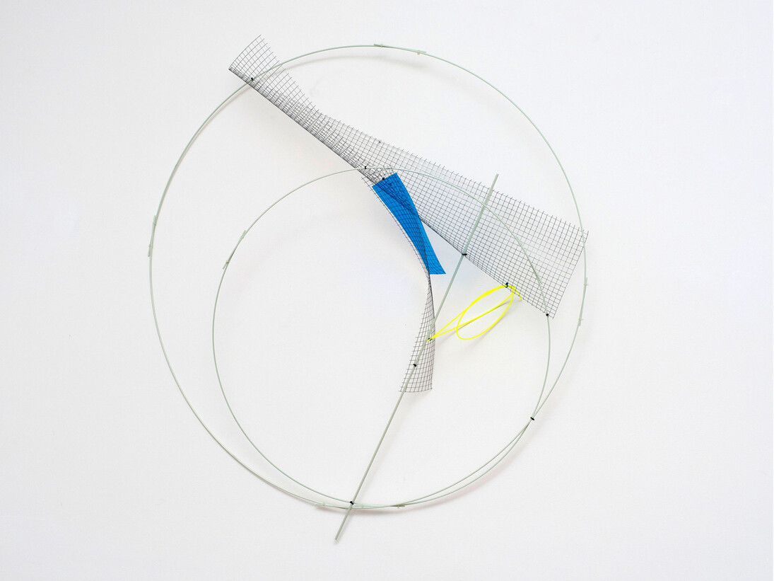 Alice Cattaneo, Untiled
2015, Tondini di vetroresina, fascette per cablaggio, rete di ferro, nylon, acetato, 110 x 120 x 35 cm, Courtesy Galleria Marie-Laure Fleisch e l’artista