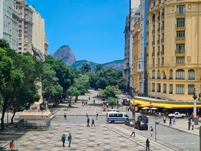 Com edifícios históricos e o movimento cotidiano, a Praça Floriano preserva marcas de diferentes períodos da história carioca. É nesse cenário que a antiga praça se transformou na Cinelândia, um espaço associado ao cinema, à cultura e à vida pública da cidade