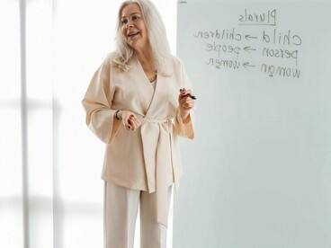 Professora de inglês. E o aprendizado não se limita ao fator idade, ele o ultrapassa, e apesar de muitas vezes ser desafiante é este desafio que traz os maiores benefícios. Ao estudar um novo idioma você passa a estimular áreas do cérebro que desenvolvem novas conexões neurais, mantendo-o, por assim dizer, rejuvenescido